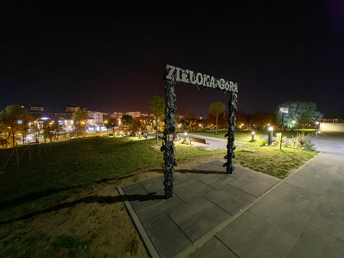 Ultraszerokokątny aparat 13 MP w nocy