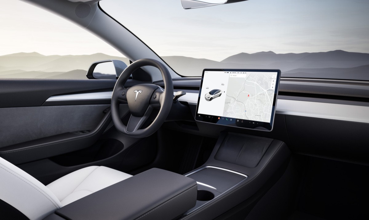 tesla model 3 srodek