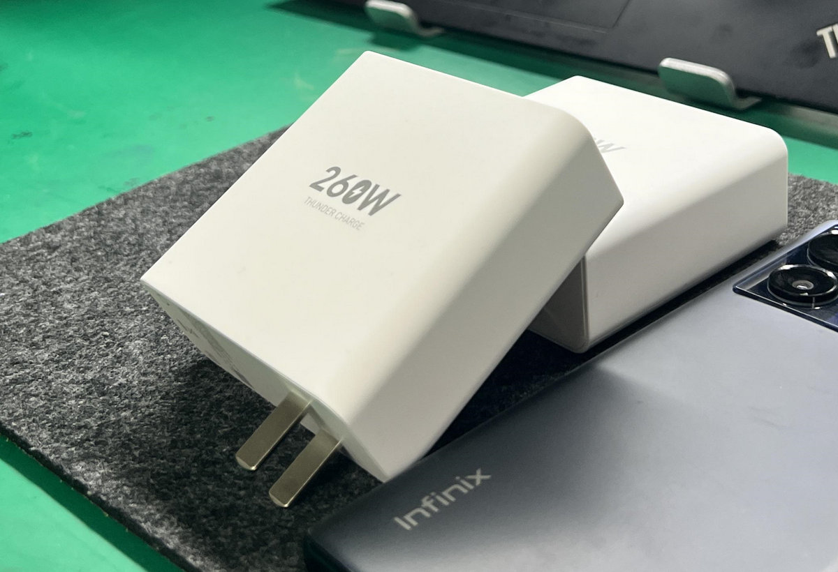 Infinix All-Round FastCharge 260 W