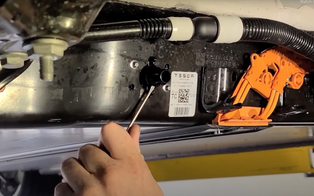 tesla model 3 uszkodzenie