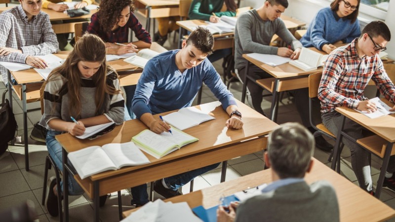 uczen klasa plecak wybuch