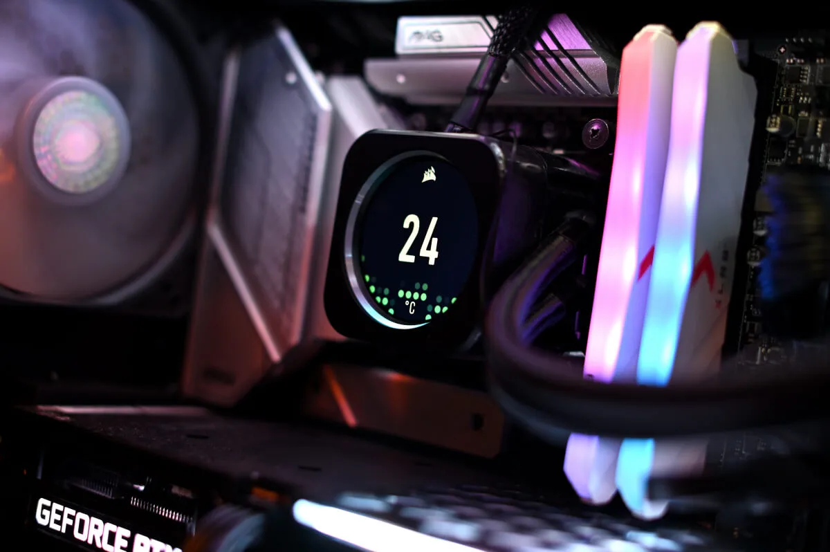 Corsair iCUE H150i 05