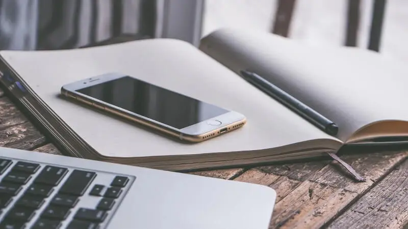 Lepiej używaj blokady telefonu. Dwulatek zamówił iPhonem matki górę hamburgerów