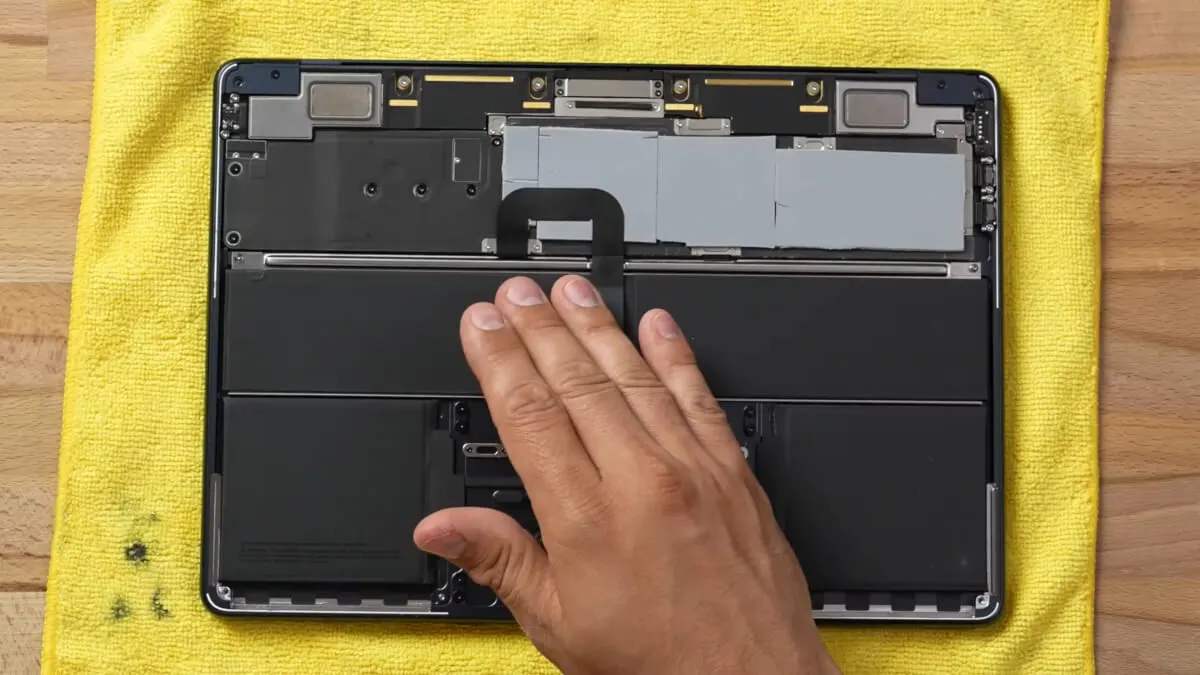 Za gorący MacBook Air na Apple M2? Ten youtuber w prosty sposób poprawił producenta