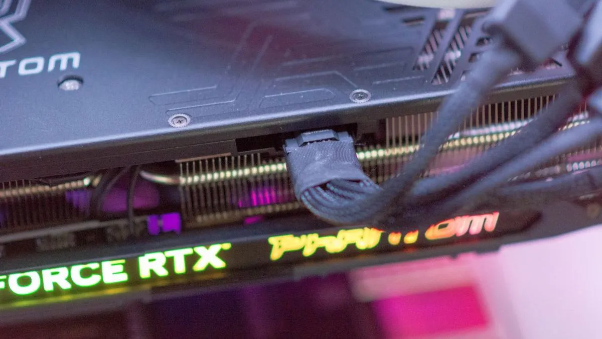 Przejściówki 12VHPWR dla GPU od NVIDIA palą się i topią. Wskazano przyczynę