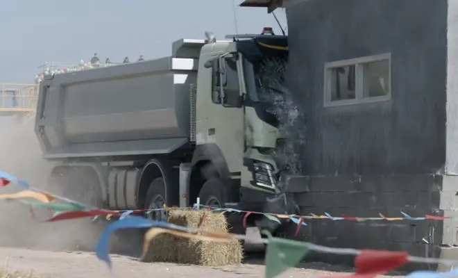 Czteroletnia dziewczynka steruje 18-tonową ciężarówką Volvo FMX. Efekt? Demolka! (wideo)