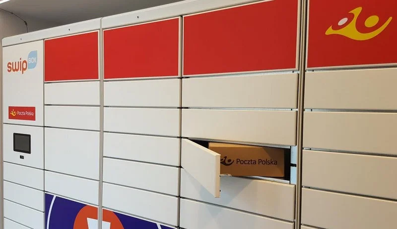 Poczta Polska i SwipBox uruchamiają 200 nowych automatów paczkowych. Maszyny staną przy Biedronkach
