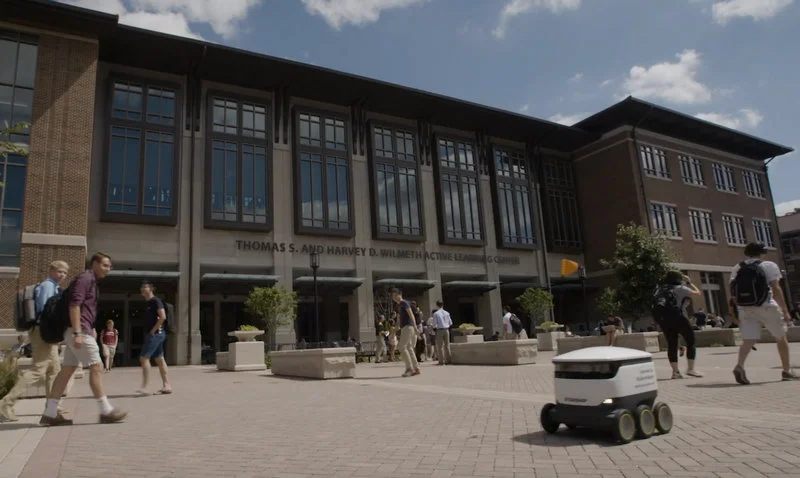 Flota samojezdnych robotów dostarcza posiłki studentom