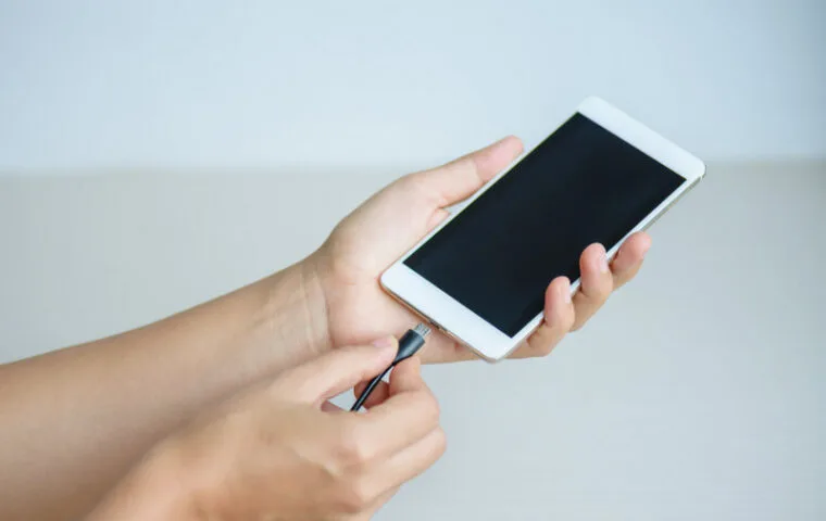 Jednolita ładowarka przyjęta przez Komisję Europejską. Apple ma problem