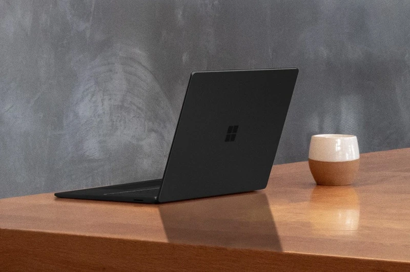 Ekrany Surface Laptop 3 pękają. Wada konstrukcyjna w komputerach Microsoftu?