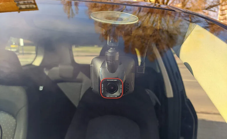 Niezawodny, solidny i za rozsądną cenę. Test rejestratora jazdy Mio MiVue C570