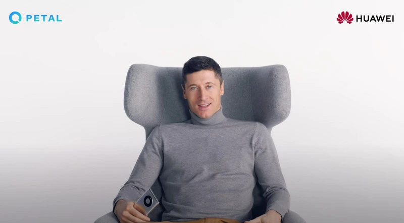 Robert Lewandowski promuje pobieranie aplikacji przez Petal Search od Huawei