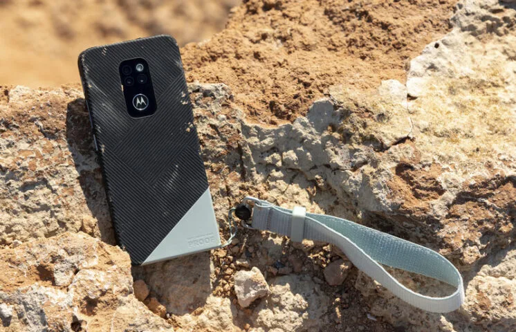 Motorola Defy – nowy smartfon dla miłośników upuszczania i zatapiania