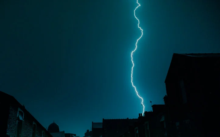 Co za widok! Piorun uderzył w latarnię aż 12 razy (wideo)