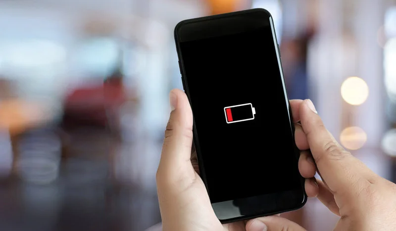 Jak dbać o baterię w telefonie? Blisko połowa Polaków robi to źle