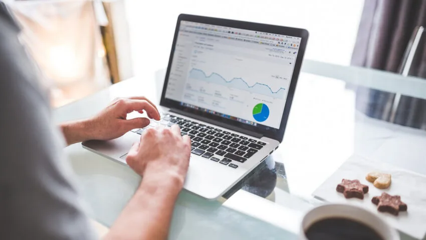 Jak wykorzystać potencjał Internetu i odnieść sukces? Porady dla młodych inwestorów