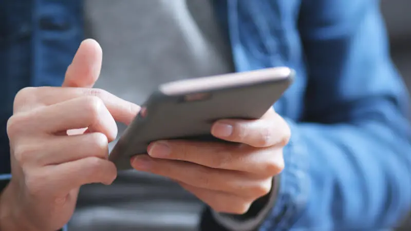 Uważaj na SMSy o paczkach w okresie przedświątecznym. Oszuści znów atakują