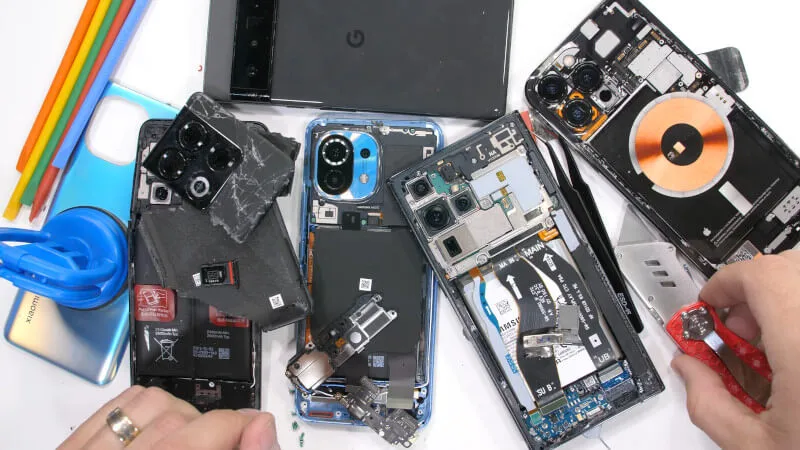 Czy można zniszczyć smartfon kluczem do tacki SIM wsuwanym w mikrofon?