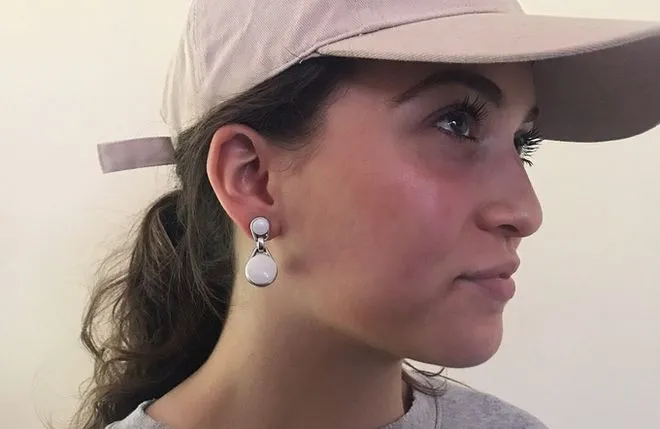 Tych bezprzewodowych, dousznych słuchawek na pewno nie zgubisz – musisz tylko lubić… kolczyki