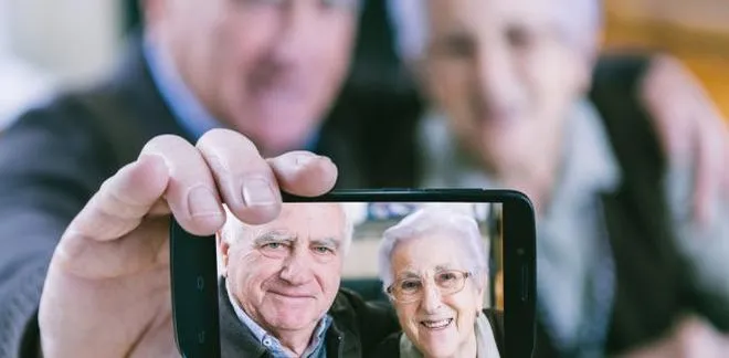 2002503-seniorzy-telefon-emeryt-657-323