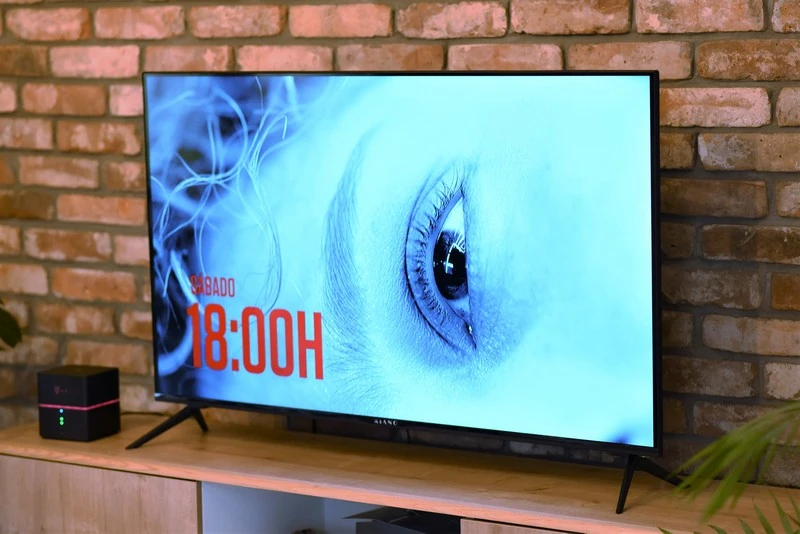 Kiano FrameLess TV 50 10