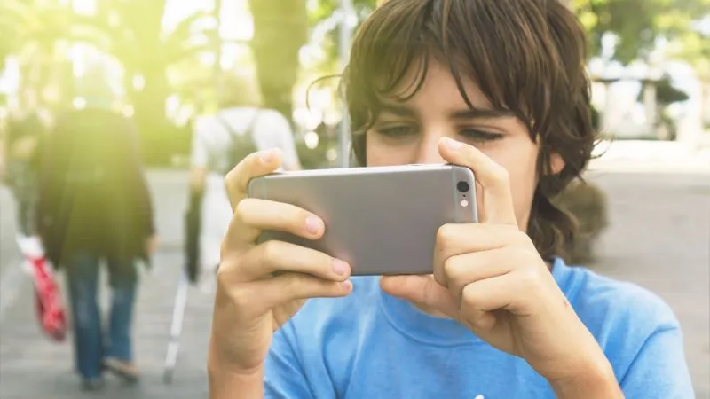 dziecko ze smartfonem zdjecie