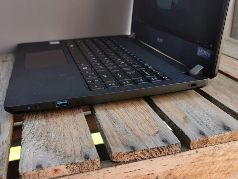 Acer TravelMate P2 10