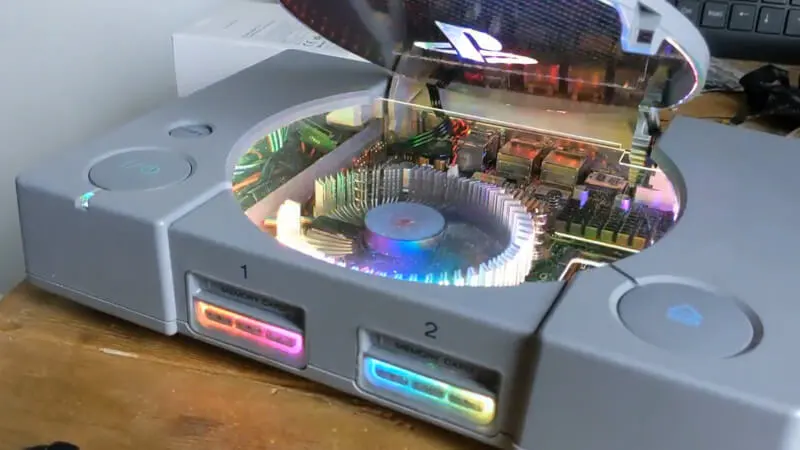 PC w obudowie klasycznej konsoli Sony PlayStation