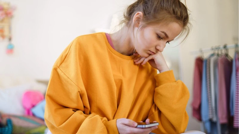 smutna pani smartfon