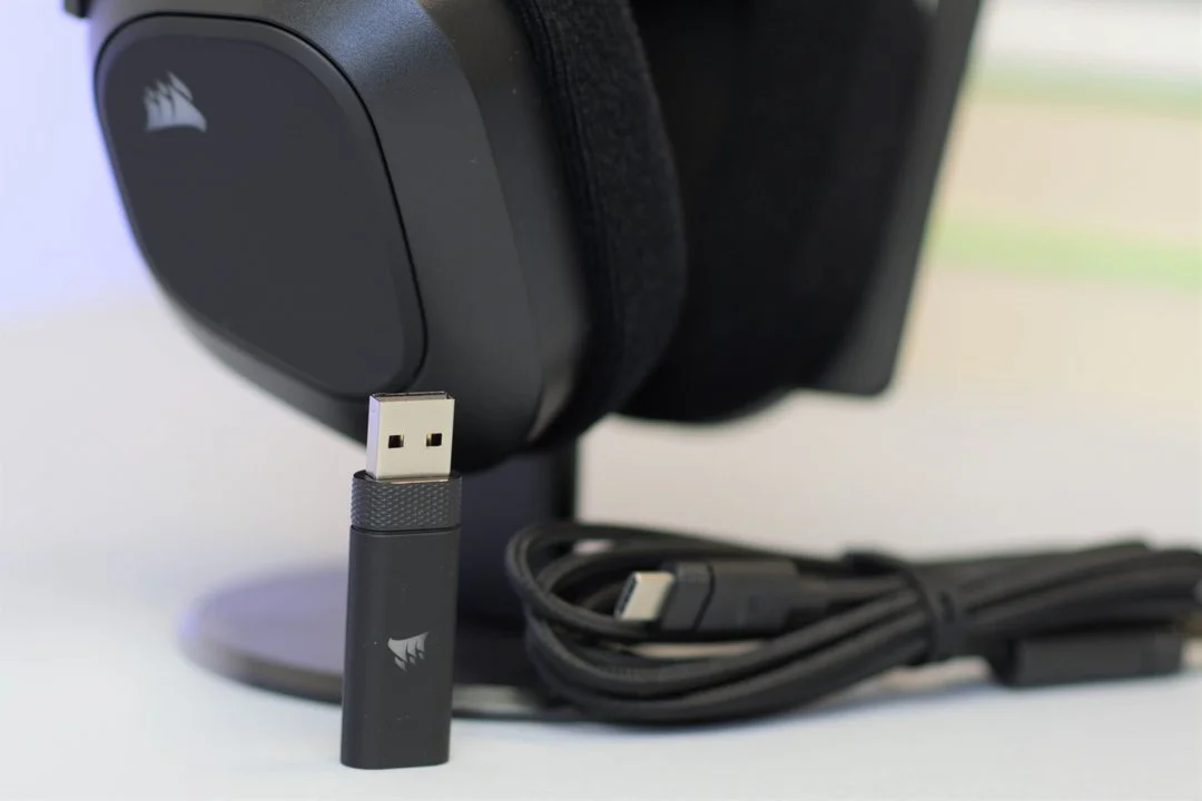 CORSAIR HS80 RGB Wireless 13