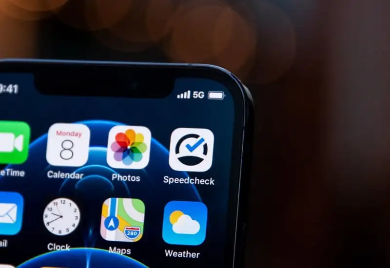 iPhone 13 z łącznością satelitarną