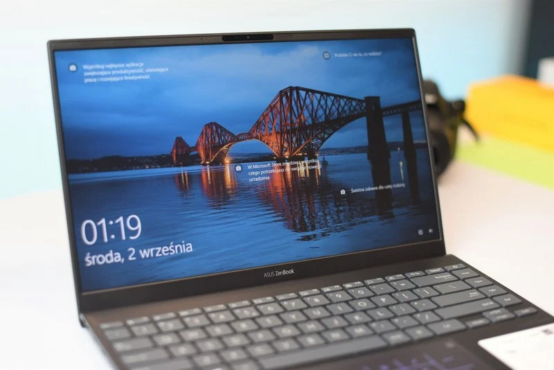 ASUS ZenBook 14 UX425J 1