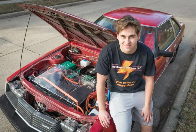 18-latek przerobił klasyczną Toyotę Celicę na auto elektryczne