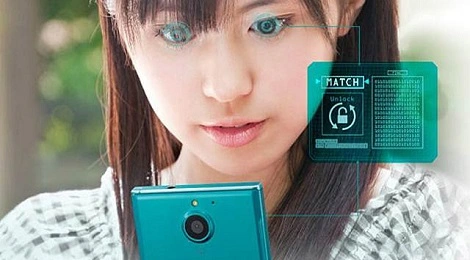 Fujitsu Arrows NX F-04G – pierwszy smartfon ze skanerem tęczówki oka