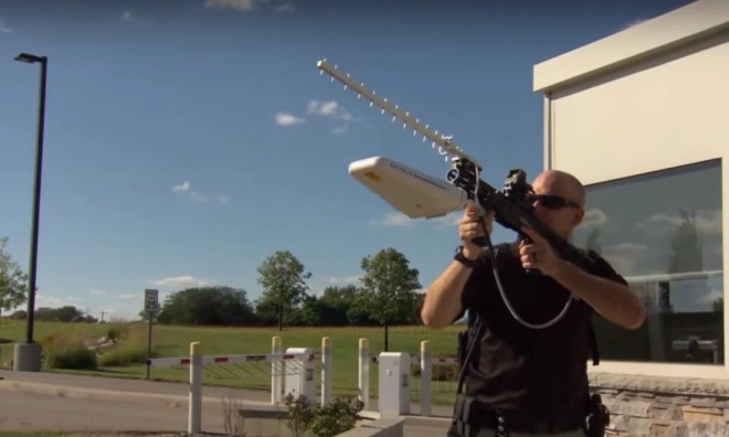 DroneDefender zwalcza drony czysto i elegancko