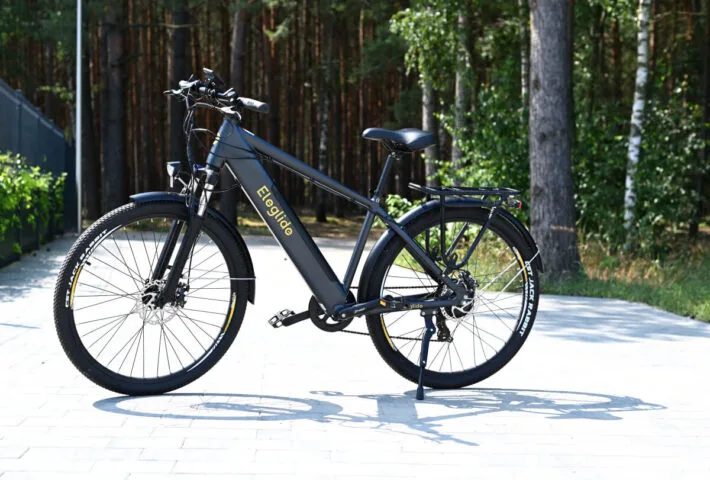 Test Eleglide T1. Niedrogi trekkingowy rower elektryczny