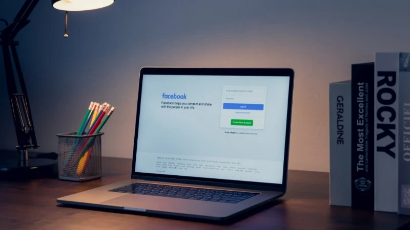 Jak usunąć stare posty z Facebooka? Szybki sposób