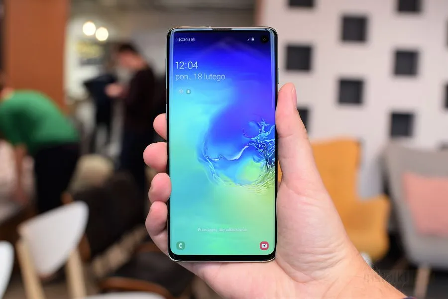 Samsung wypuszcza pierwszą aktualizację dla Galaxy S10. Są zmiany związane z przyciskiem Bixby