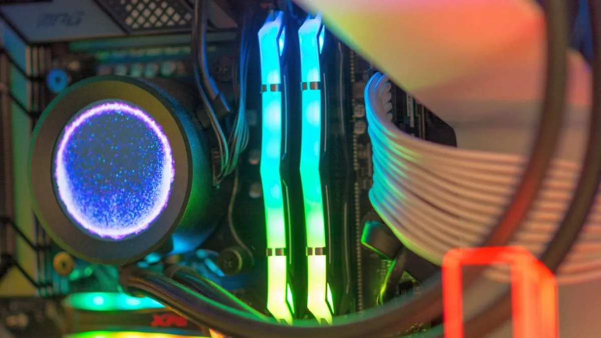 Hikvision U100 2×16 GB DDR4-3200 CL16 – recenzja. Tanie pamięci z potencjałem