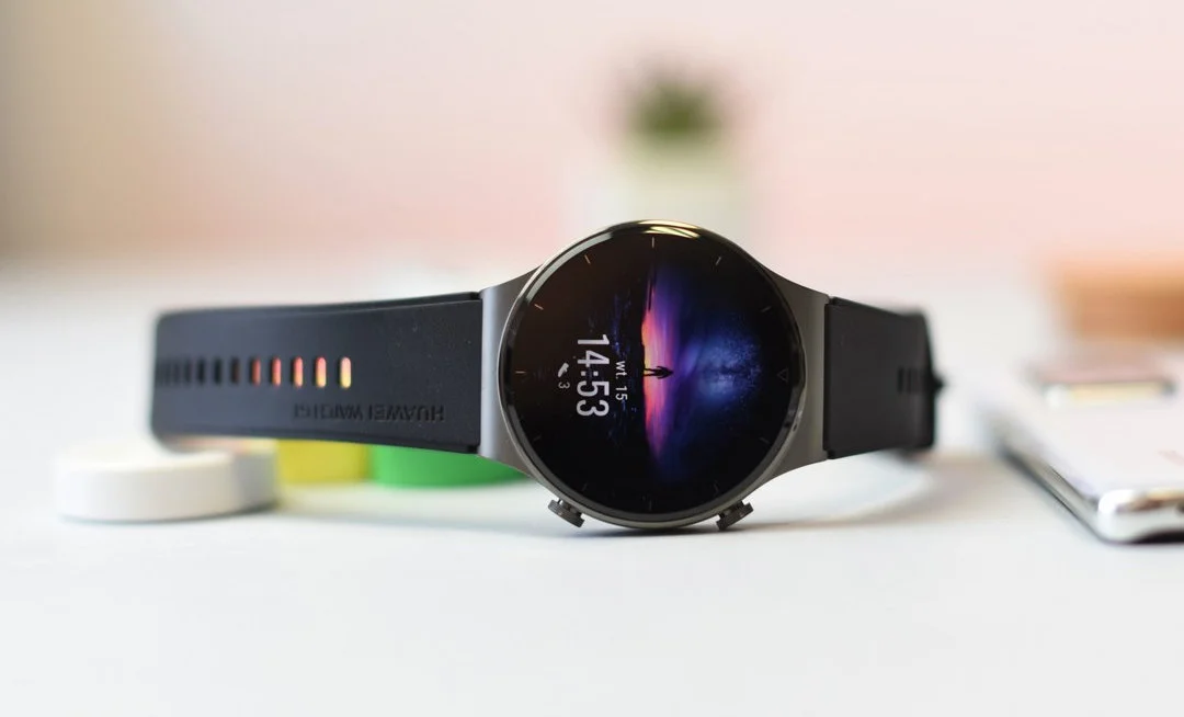 55% Polaków nosi zegarek. Jak często sięgamy po smartwatche?