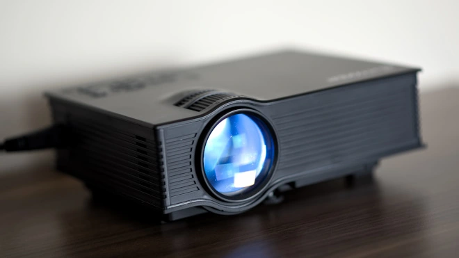 Recenzja projektora LED Hykker Vision 130 z Biedronki