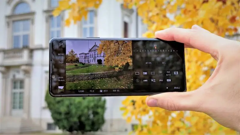 Recenzja Sony Xperia 5 II. Fotograficzny kombajn z genialnym dźwiękiem
