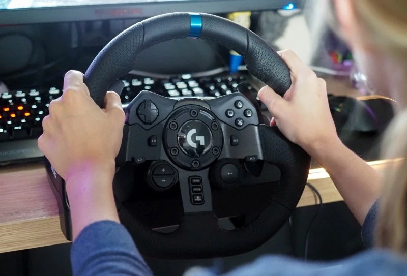 Logitech G923 – recenzja. Czy warto zamienić na nią Logitecha G29?