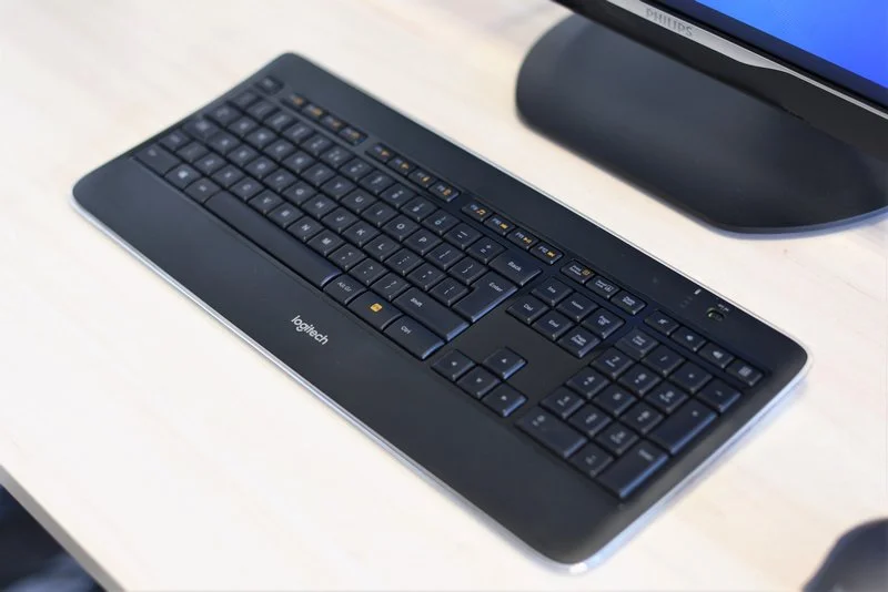 Test bezprzewodowej klawiatury Logitech K800. Król biura jest tylko jeden
