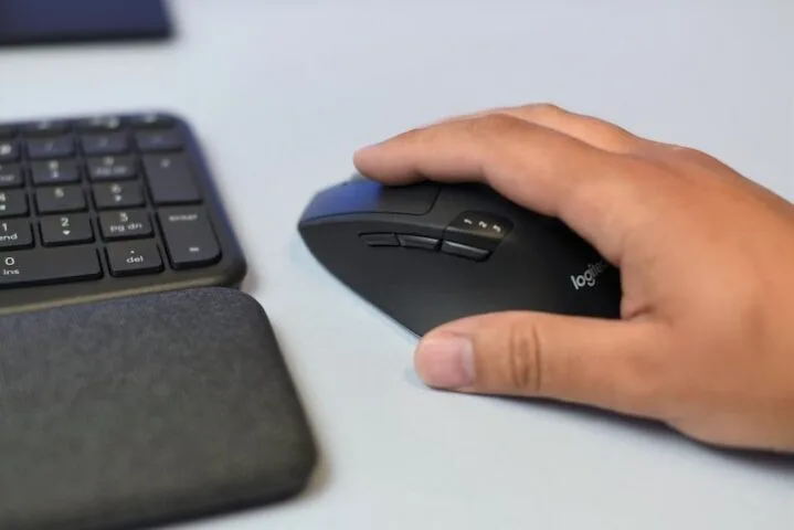 Test myszki Logitech M720. Biurowy triathlon