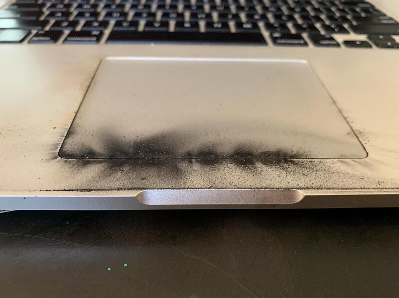 MacBook Pro pozar 1
