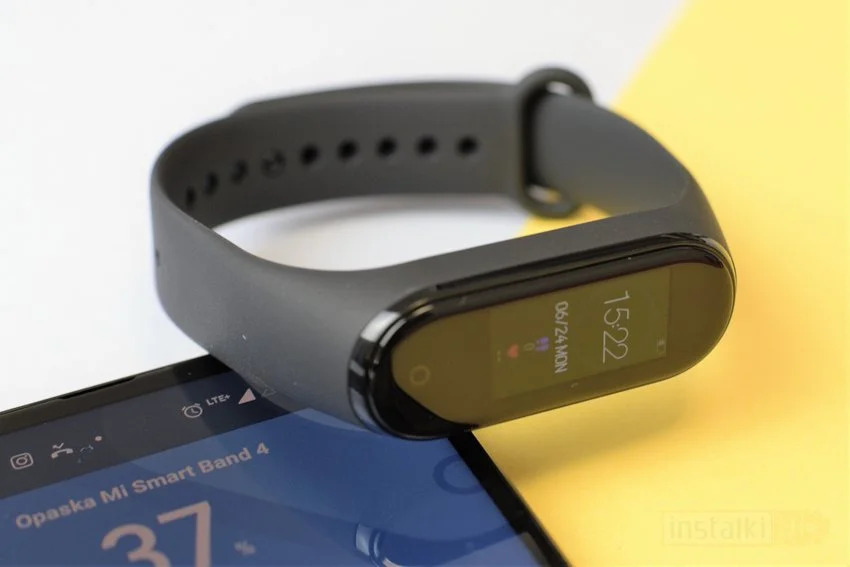 Popularna opaska Xiaomi Mi Band na Allegro za 68 zł. Warto kupić?