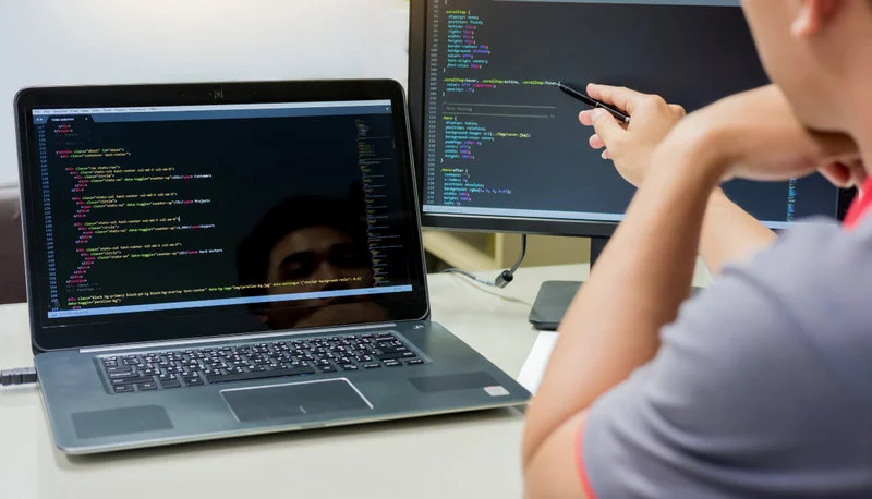 Młodzi programiści nie chcą pracować w biurach. Rośnie zainteresowanie pracą zdalną