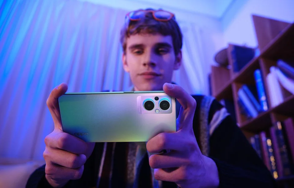 Reno7 Lite 5G w Polsce. Smartfon OPPO z ciekawymi funkcjami fotograficznymi