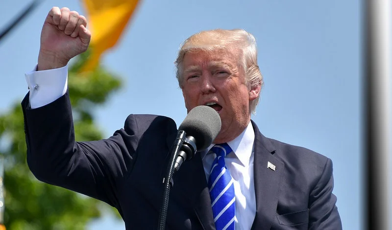 A Trump znowu swoje… „Apple, róbcie smartfony w USA”